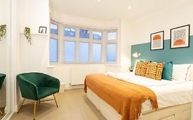 A Beautiful One Bedroom Flat With Garden & Parking